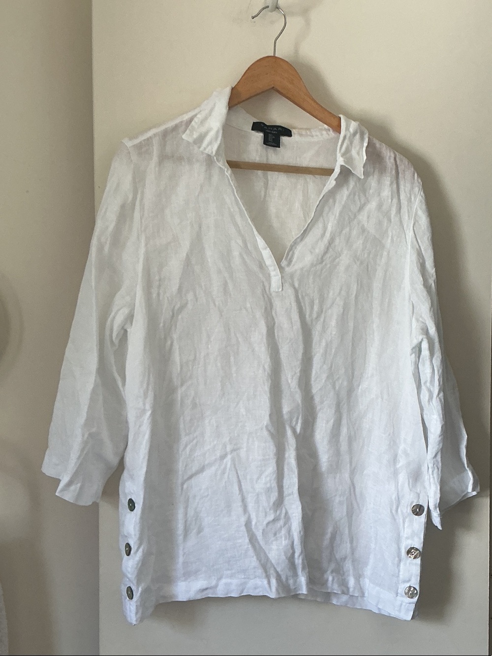 TAHARI White Linen Button-Side V-Neck Tunic Top